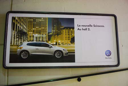 Die erste Scirocco-Werbung wurde in Genf zur Premiere plakatiert.