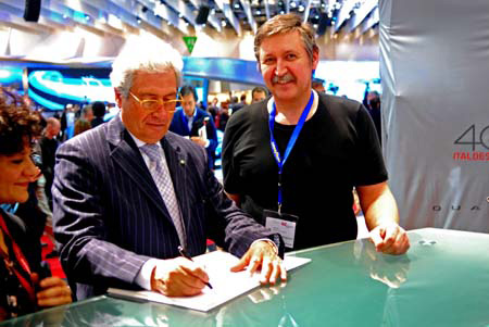 Giorgio Giugiaro lässt Walter Wolf ein ganz besonderes Scirocco-Buch zukommen