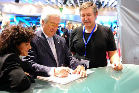 Walter Wolf erhält von Giorgio Giugiaro ein signiertes Exemplar des Scirocco-Buchs.